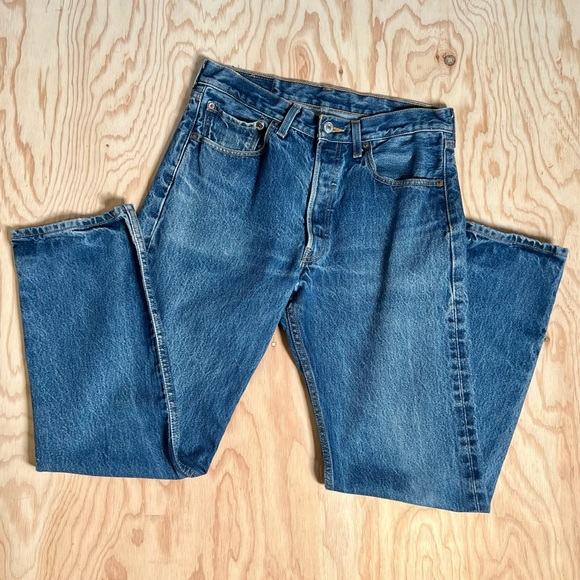 Lᴇᴠɪ’s 501 5 Pᴏᴄᴋᴇᴛ Bᴜᴛᴛᴏɴ Fʟʏ Jᴇᴀɴs - Picture 1 of 11